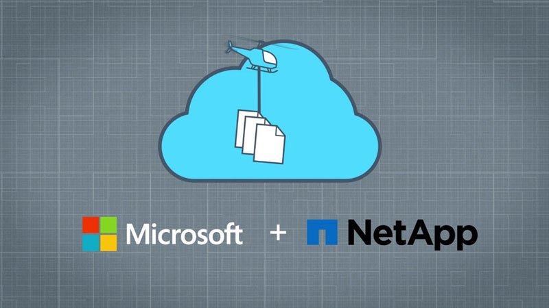 Hubschrauber fliegt mit angedeuteten Datenpaketen als Last vor blauer Wolke unter welcher die beiden Schriftzüge Microsoft und NetApp stehen